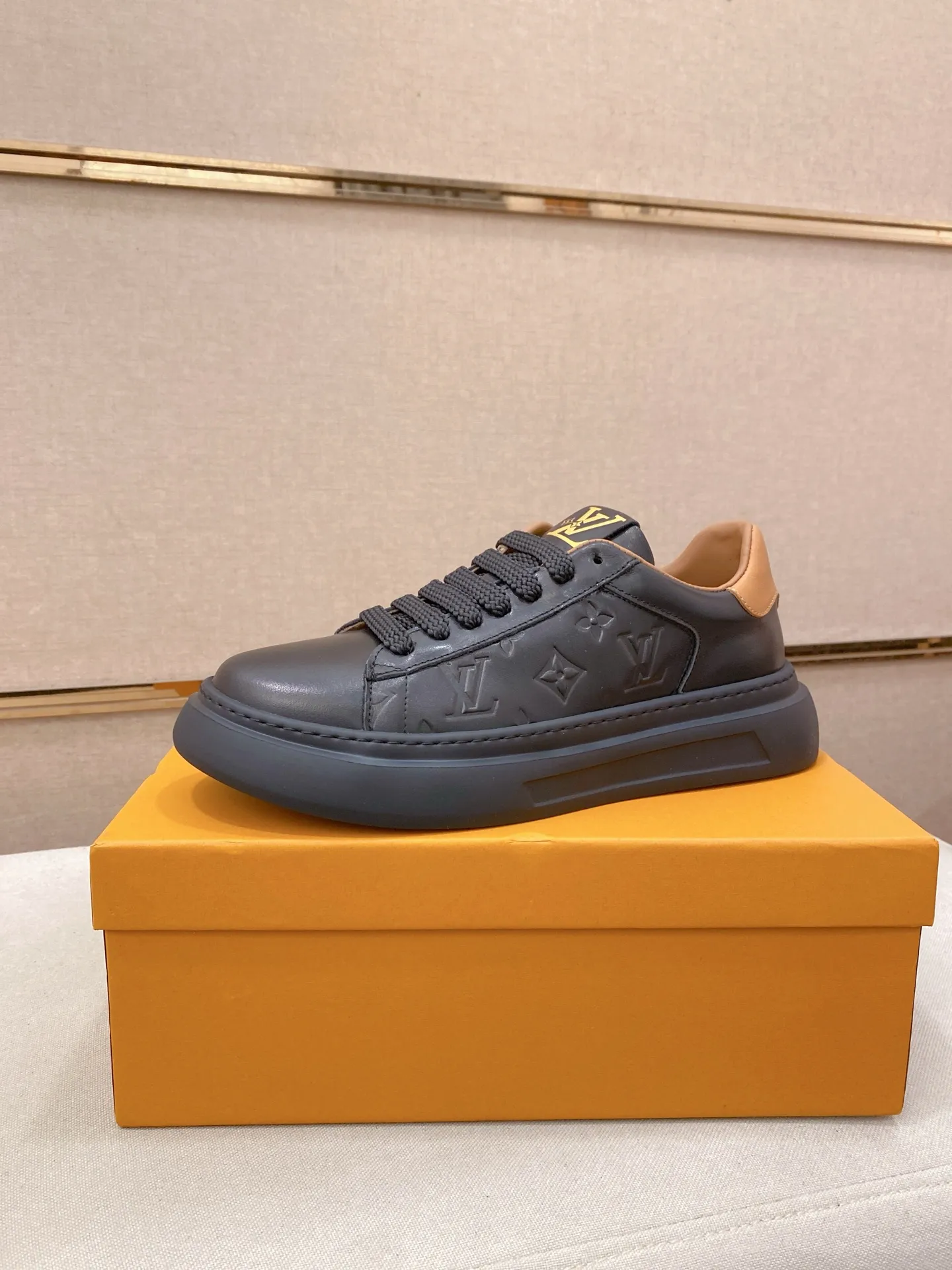 Men's shoes 💰: 480💰🎉🎉LV~Louis Vuitton trendy men's shoes New shipments Latest matching The same style as the official website Super high quality Hot sales of the season [strong] [strong] [strong] Selected first-layer cowhide, comfortable cowhide lining, original last, comfortable on the foot, wear-resistant rubber outsole Size number: 38-44.
